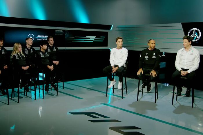 George Russell, Lewis Hamilton, Toto Wolff, jefe del equipo y CEO, Mercedes AMG con los pilotos del programa de jóvenes