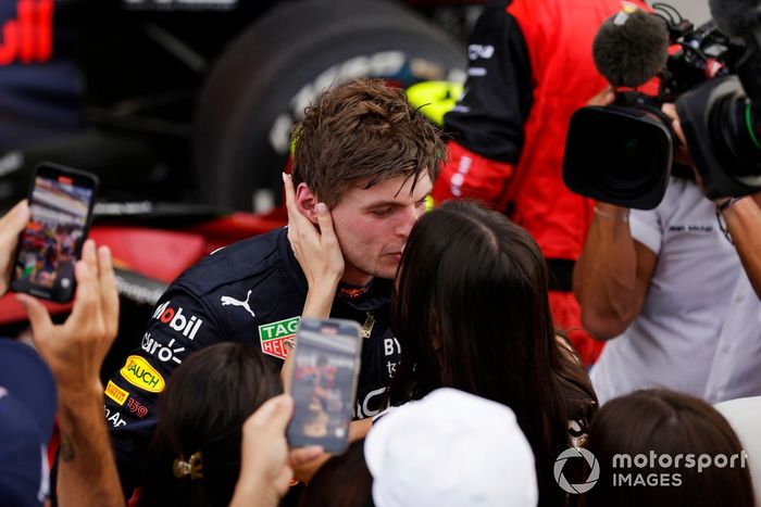 Max Verstappen, Red Bull Racing, 1ª posición, celebra con su novia Kelly Piquet al final de la carrera