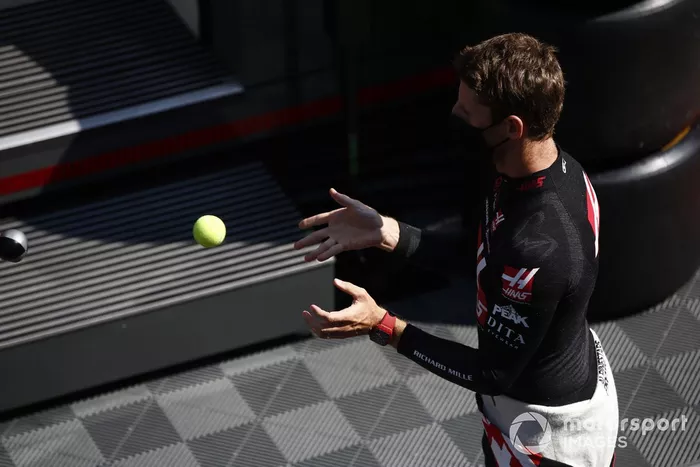 Romain Grosjean, Haas F1, realiza un ejercicio de entrenamiento de reflejos antes del FP2