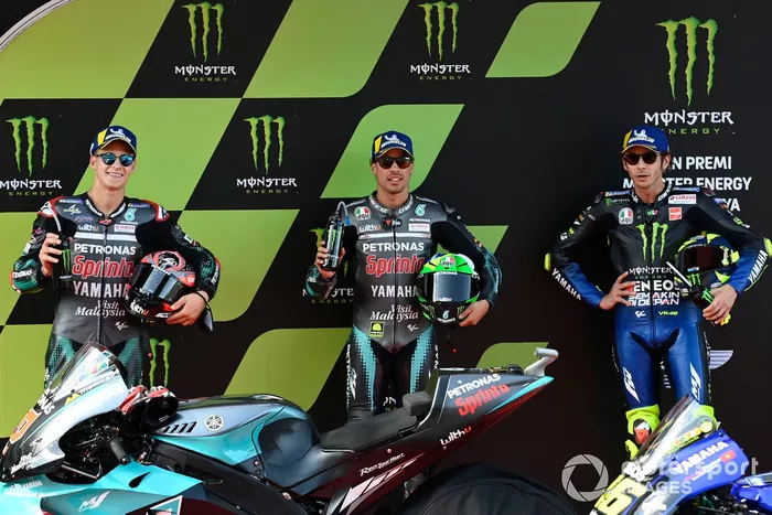 Segundo puesto Fabio Quartararo, Petronas Yamaha SRT, Tercero Valentino Rossi, Yamaha Factory y el ganador de la pole Racing, Franco Morbidelli, Petronas Yamaha SRT