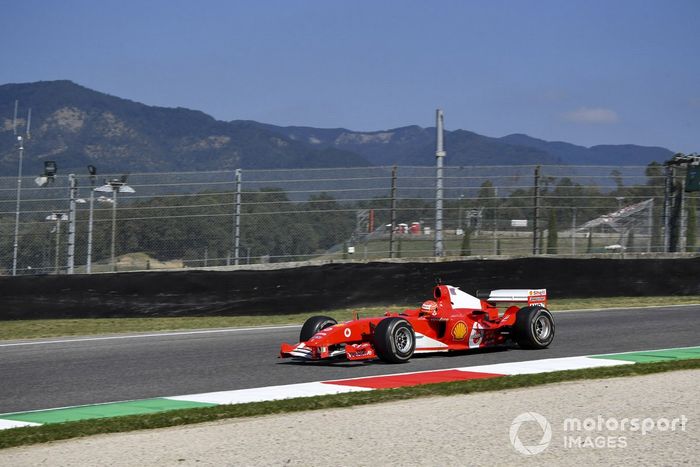 Mick Schumacher conduce el Ferrari F2004 con el que ganó el campeonato Michael Schumacher, en una carrera de demostración para celebrar el Gran Premio número 1000 de Ferrari 