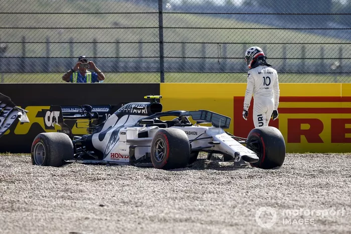Pierre Gasly, AlphaTauri AT01 se retira después de un incidente en la primera vuelta