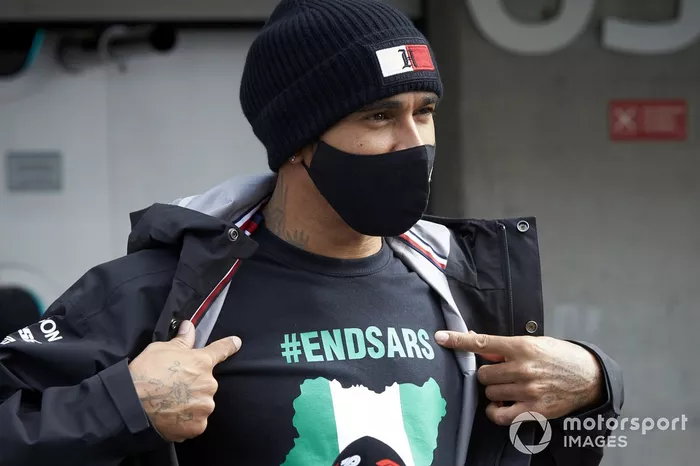 Lewis Hamilton, Mercedes-AMG F1, con una camiseta de 