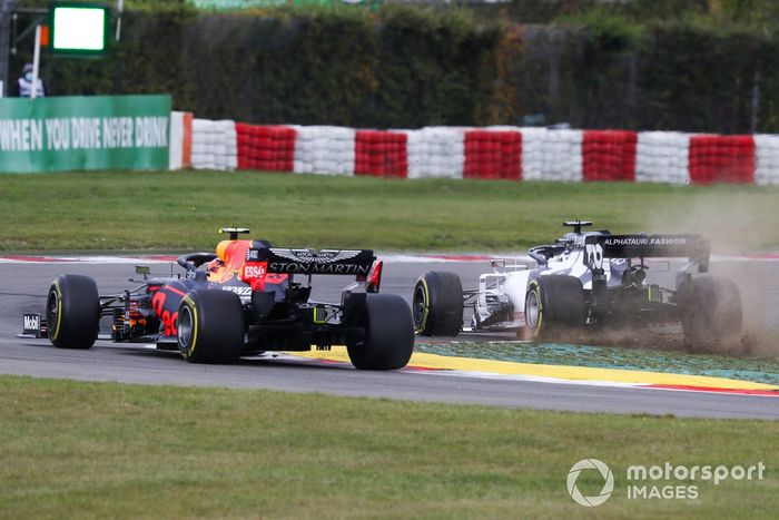 Alex Albon, Red Bull Racing RB16, pasa como Daniil Kvyat, AlphaTauri AT01, se sale de una curva y pierde su alerón delantero