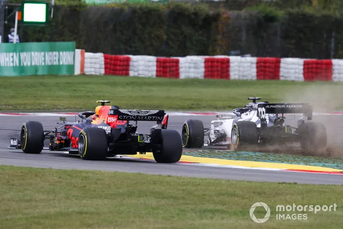 Alex Albon, Red Bull Racing RB16, pasa como Daniil Kvyat, AlphaTauri AT01, se sale de una curva y pierde su alerón delantero