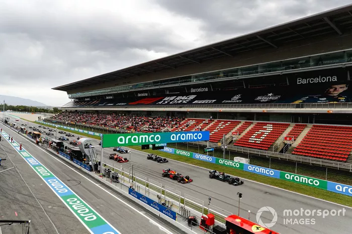 Lewis Hamilton, Mercedes W12, Max Verstappen, Red Bull Racing RB16B, Valtteri Bottas, Mercedes W12, Charles Leclerc, Ferrari SF21, Esteban Ocon, Alpine A521, al inicio