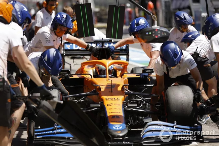 Daniel Ricciardo, McLaren MCL35M en pits