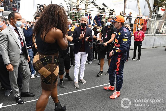 Max Verstappen, Red Bull Racing, 1ª posición, y la estrella del tenis Serena Williams son entrevistados por David Coulthard tras la carrera