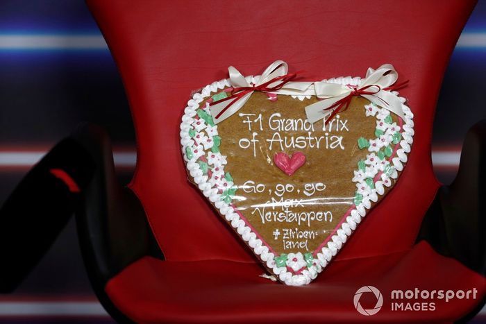 Un regalo para Max Verstappen, Red Bull Racing, 1ª posición, en la rueda de prensa