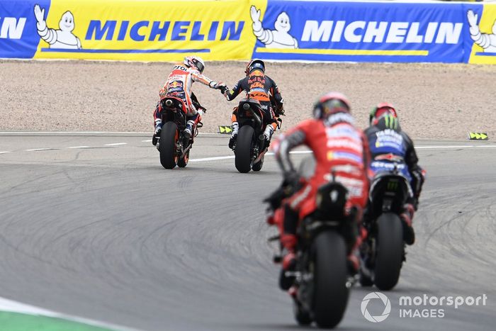 Ganador Marc Márquez, Repsol Honda Team, segundo lugar Miguel Oliveira, Red Bull KTM Factory Racing