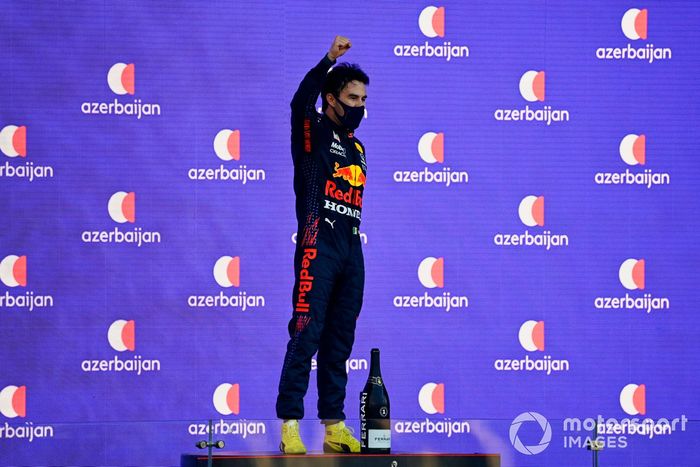 Podio: ganador de la carrera Sergio Pérez, Red Bull Racing