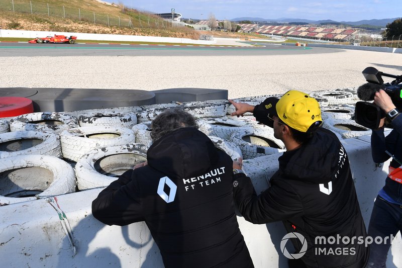 Daniel Ricciardo, Renault F1 Team and Alain Prost, Renault F1 Team Special Advisor watch the Action from trackside as Charles Leclerc, Ferrari SF90 passes