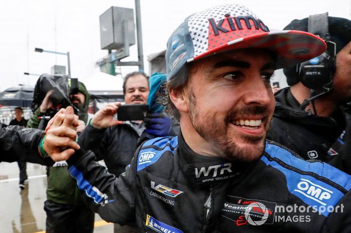 Fernando Alonso es felicitado tras su victoria en Daytona