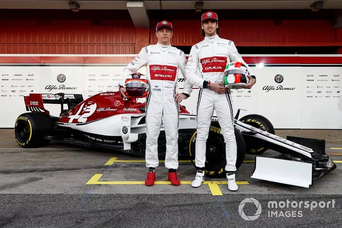 Kimi Raikkonen, Alfa Romeo Racing et Antonio Giovinazzi, Alfa Romeo Racing avec la nouvelle Alfa Romeo Racing C38