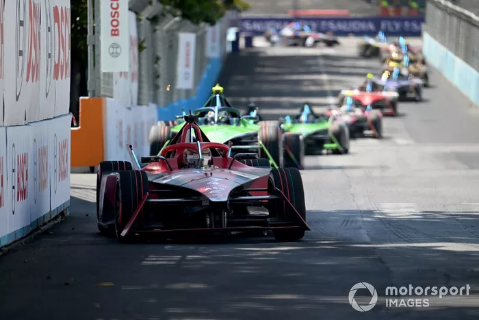 Jake Dennis, Andretti Autosport, Porsche 99 X Electric Gen3, Nick Cassidy, Envision Racing, Jaguar I-TYPE 6