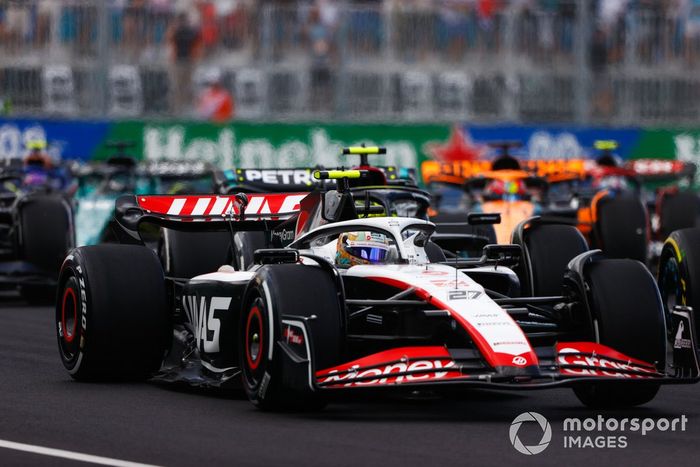 Nico Hulkenberg, Haas VF-23, Lewis Hamilton, Mercedes F1 W14, Oscar Piastri, McLaren MCL60, el resto de la parrilla en la primera vuelta.