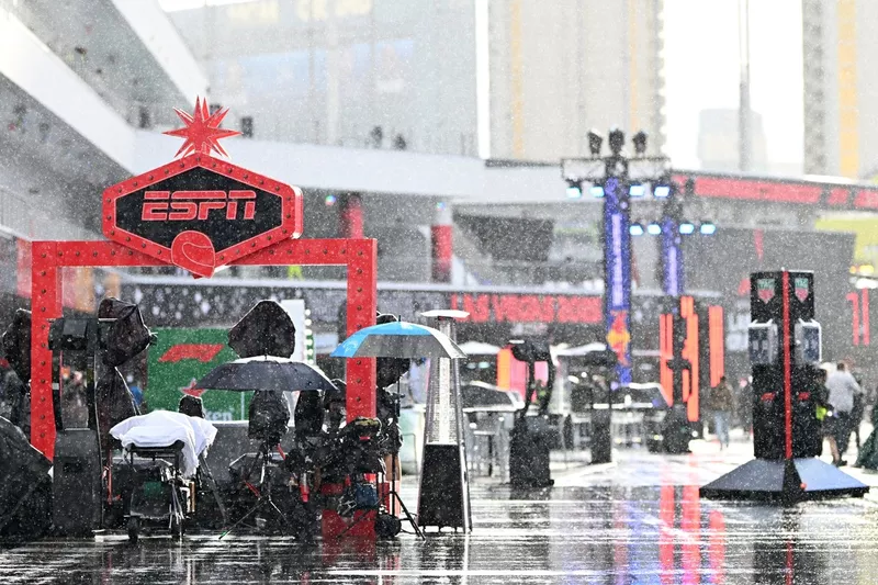 La pluie tombe sur le paddock
