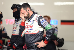 Un membre du Toyota Racing réagit à l'abandon de la #7.