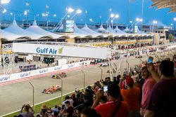 Kimi Raikkonen, Ferrari SF70H y Daniel Ricciardo, Red Bull Racing RB13