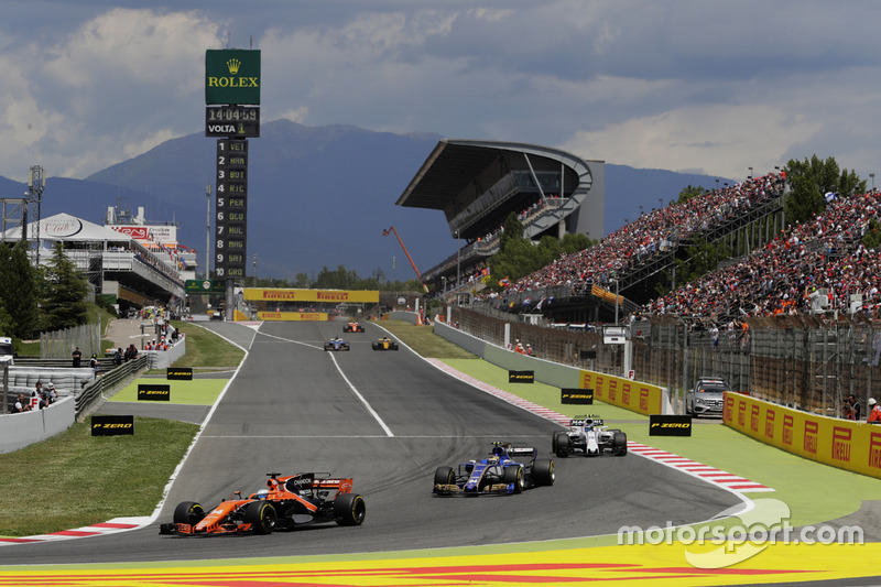Fernando Alonso, McLaren MCL32, Pascal Wehrlein, Sauber C36-Ferrari, Felipe Massa, Williams FW40