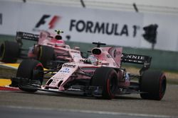 Sergio Perez, Force India VJM10, devant Esteban Ocon, Force India VJM10