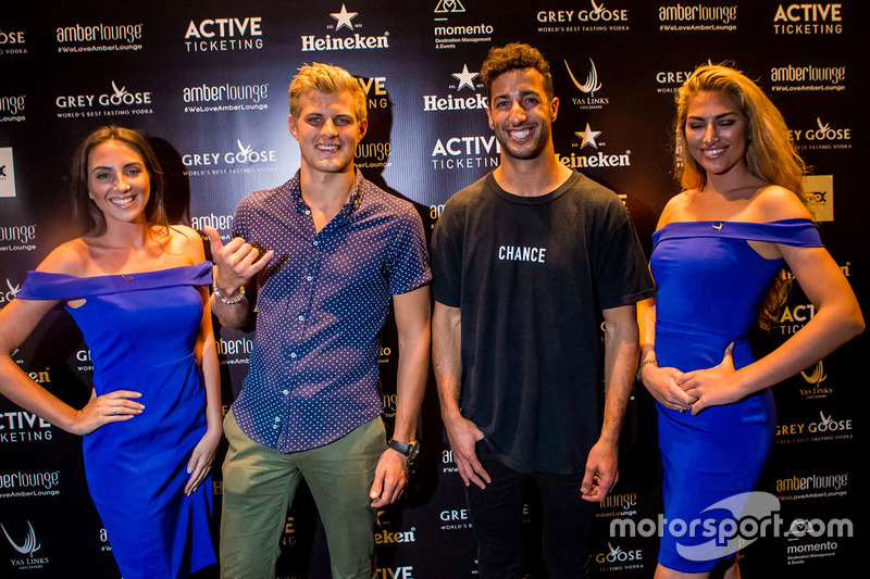 Daniel Ricciardo, Red Bull Racing, Marcus Ericsson, Sauber F1 Team