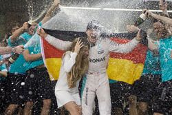 Nico Rosberg, Mercedes AMG F1 festeggia il suo Titolo Mondiale con la moglie Vivian Rosberg e il team