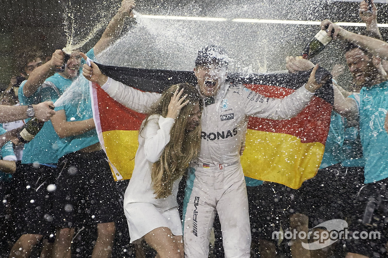 Nico Rosberg, de Mercedes AMG F1 celebra su campeonato del mundo con esposa Vivian Rosberg y el equi