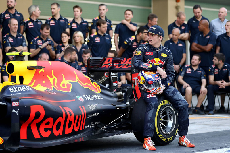 Max Verstappen, Red Bull Racing op een teamfoto