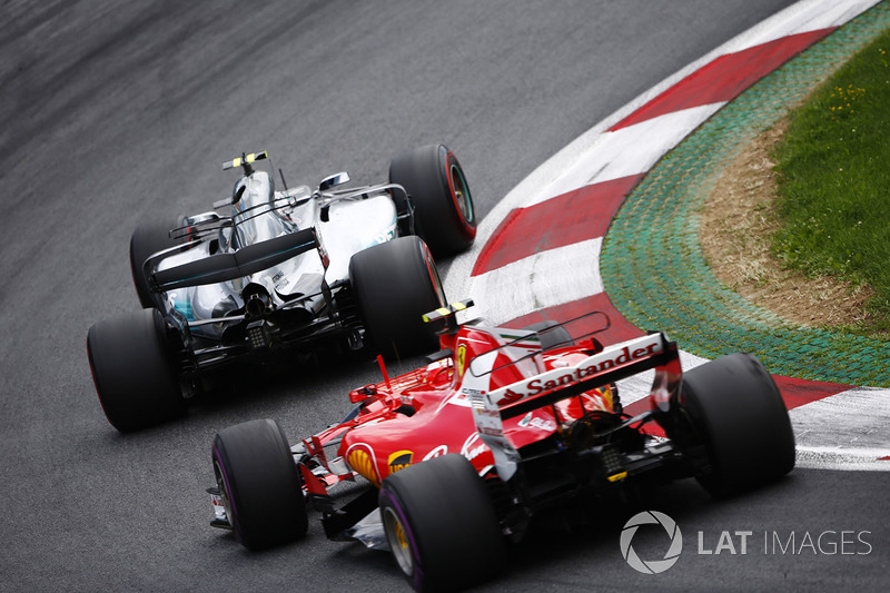 Valtteri Bottas, Mercedes AMG F1 W08, Kimi Raikkonen, Ferrari SF70H