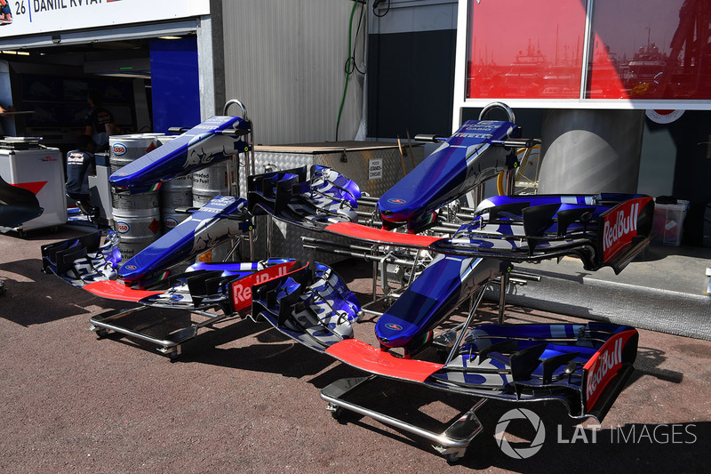 Носовые обтекатели и передние антикрылья Toro Rosso STR12