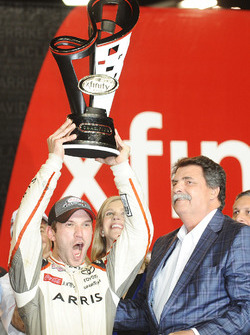 Ganador de la carrera y Campeón 2016 Daniel Suárez, Joe Gibbs Racing Toyota, NASCAR presidente Mike