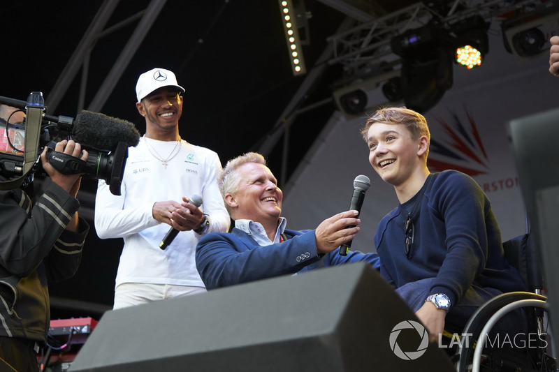 Lewis Hamilton, Mercedes AMG F1, Johnny Herbert en el escenario con el piloto de British Formula 4 Billy Monger