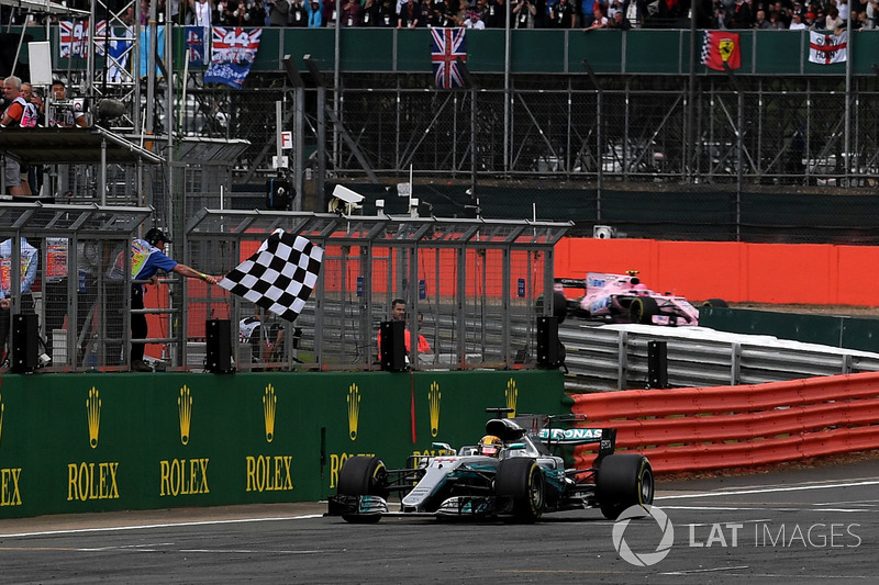 Ganador de la carrera Lewis Hamilton, Mercedes-Benz F1 W08 se lleva la bandera a cuadros