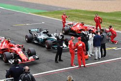 Sebastian Vettel, Ferrari y Kimi Raikkonen, Ferrari mira al ganador de la pole Lewis Hamilton, Merce