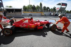 Sebastian Vettel, Ferrari SF70H, regresa empujado por oficiales en pista