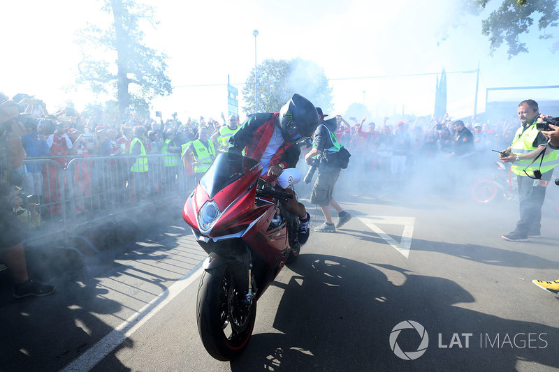 Lewis Hamilton, Mercedes AMG F1 performs a burnout