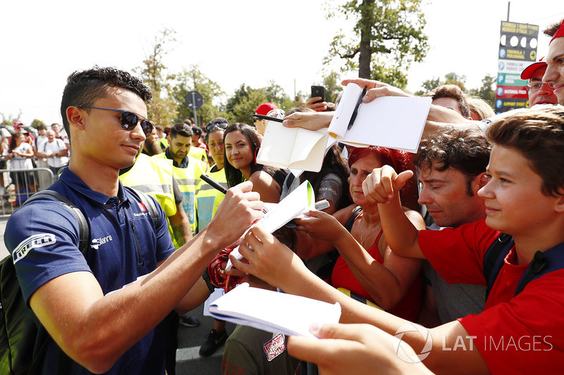 Pascal Wehrlein, Sauber, signs autographs for his fans