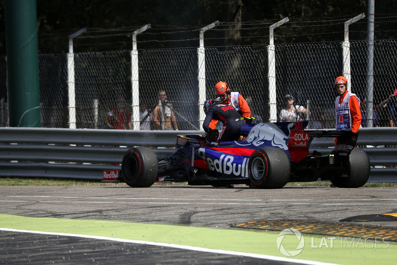Carlos Sainz Jr., Scuderia Toro Rosso STR12 detenido en la pista