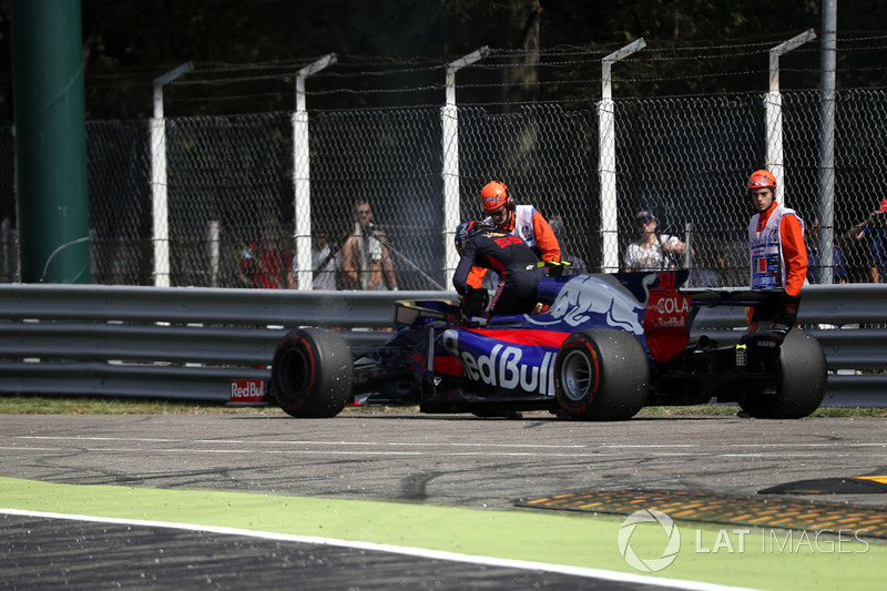 Carlos Sainz Jr., Scuderia Toro Rosso STR12 stops on track