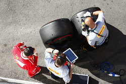 Робітники Ferrari та Pirelli працюють з шинами SuperSoft