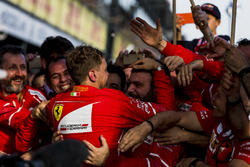 Sebastian Vettel, Ferrari, vainqueur, fête sa victoire dans le Parc Fermé avec son équipe
