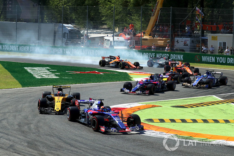 Fernando Alonso bloquea en la salida. Mantuvo el coche en pista
