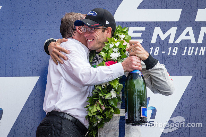 Podium LMGT Pro : les vainqueurs #68 Ford Chip Ganassi Racing Ford GT: Sébastien Bourdais avec le président exectutif de la Ford Motor Company, Bill Ford Jr.