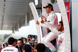 Le vainqueur Nico Rosberg, Mercedes AMG F1 fête sa victoire sur le podium