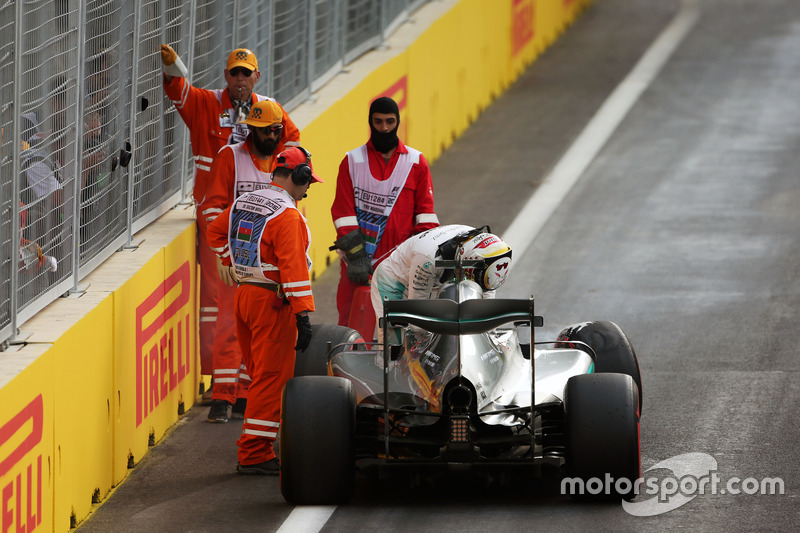 Lewis Hamilton, Mercedes AMG F1 W07 Hybrid va a sbattere durante le qualifiche