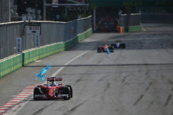 Sebastian Vettel, Ferrari SF16-H, verliert die Plastiktüte am Frontflügel