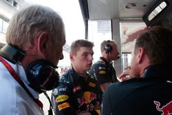(L to R): Dr Helmut Marko, Red Bull Motorsport Consultant with Max Verstappen, Red Bull Racing and Christian Horner, Red Bull Racing Team Principal in the pits with the race stopped