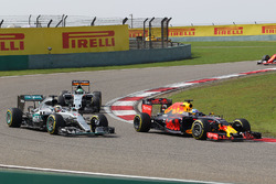 Daniel Ricciardo, Red Bull Racing RB12 battle for position with Lewis Hamilton, Mercedes AMG F1 Team W07