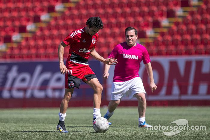 Sergio Pérez juega futbol